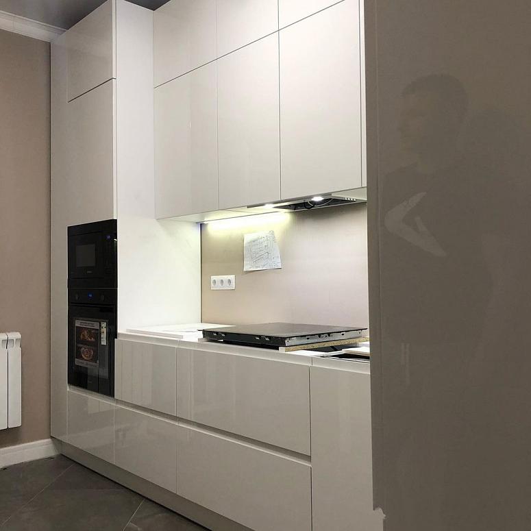 Фото угловая белая светлая глянцевая кухня с крашеными фасадами в стиле Хай-Тек и в стиле Минимализм