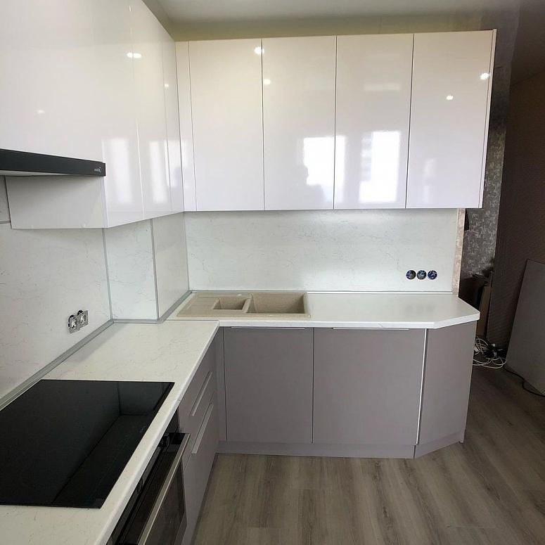 Фото угловая белая двухцветная глянцевая матовая серая светлая кухня с пластиковыми фасадами AGT в стиле Хай-Тек
