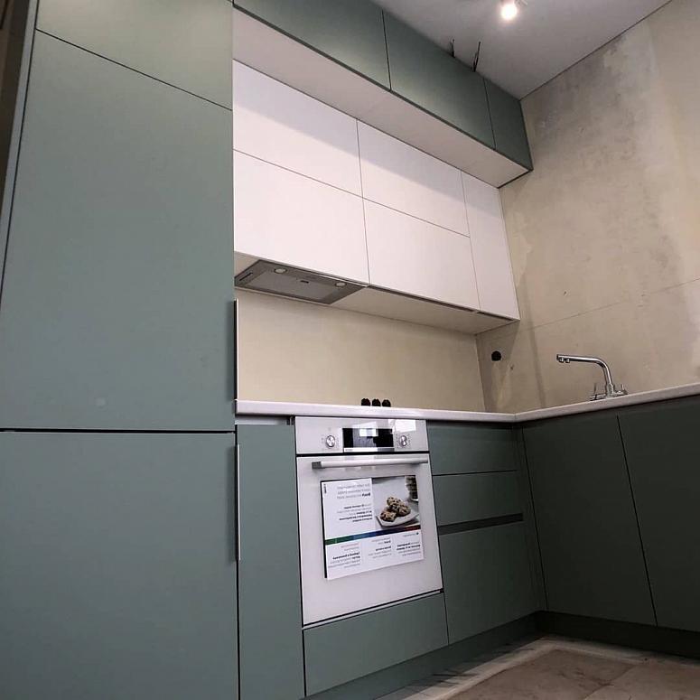 Фото угловая трехъярусная белая двухцветная матовая серая светлая темная кухня с крашеными фасадами в стиле Минимализм с пластиковой столешницей