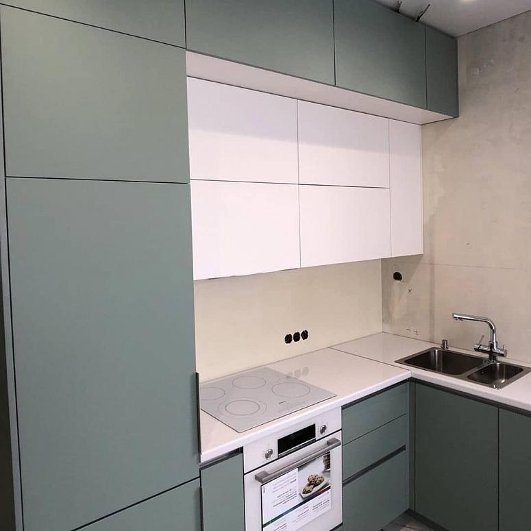 Фото угловая трехъярусная белая двухцветная матовая серая светлая темная кухня с крашеными фасадами в стиле Минимализм с пластиковой столешницей