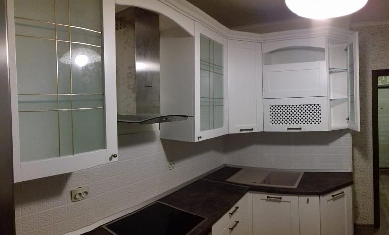 Фото угловая белая светлая матовая кухня с крашеными фасадами в неоклассическом стиле с пластиковой столешницей