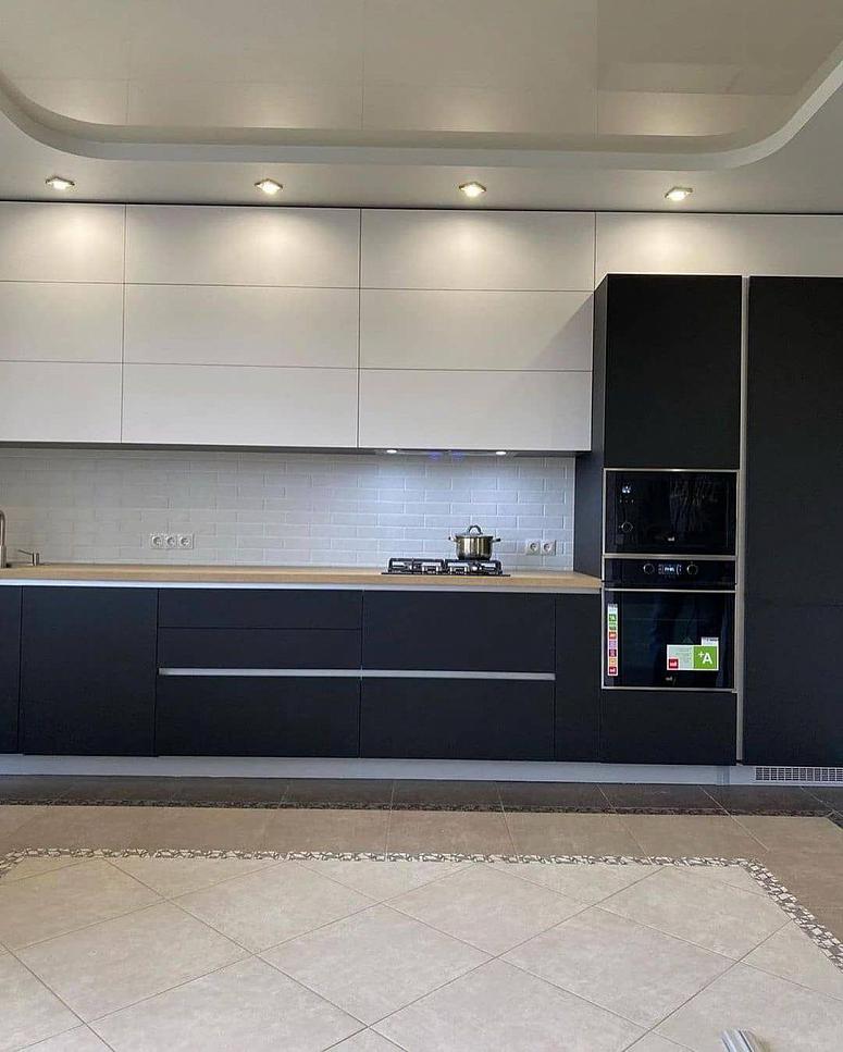 Фото прямая трехъярусная белая черная двухцветная матовая кухня с пластиковыми фасадами AGT в стиле Минимализм с пластиковой столешницей