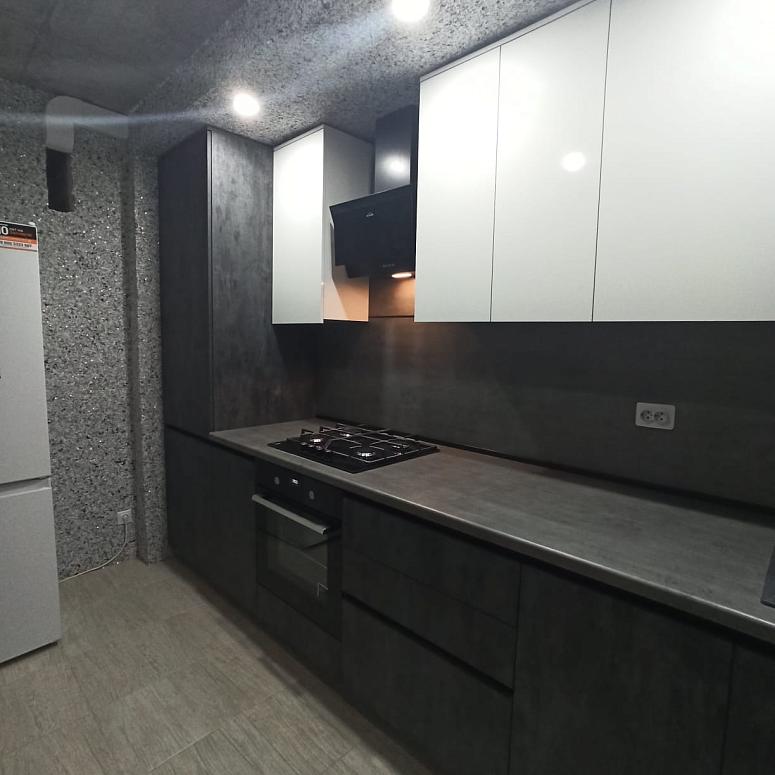 Фото прямая темная черная кухня с пластиковыми фасадами с фасадами Eterno в стиле Хай-Тек и в стиле Минимализм с пластиковой столешницей
