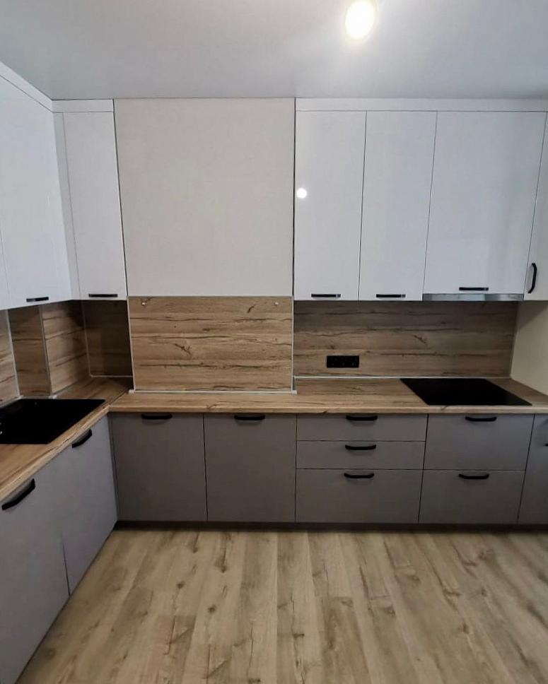 Фото угловая белая двухцветная глянцевая матовая серая светлая темная кухня с пластиковыми фасадами AGT в стиле Минимализм с пластиковой столешницей