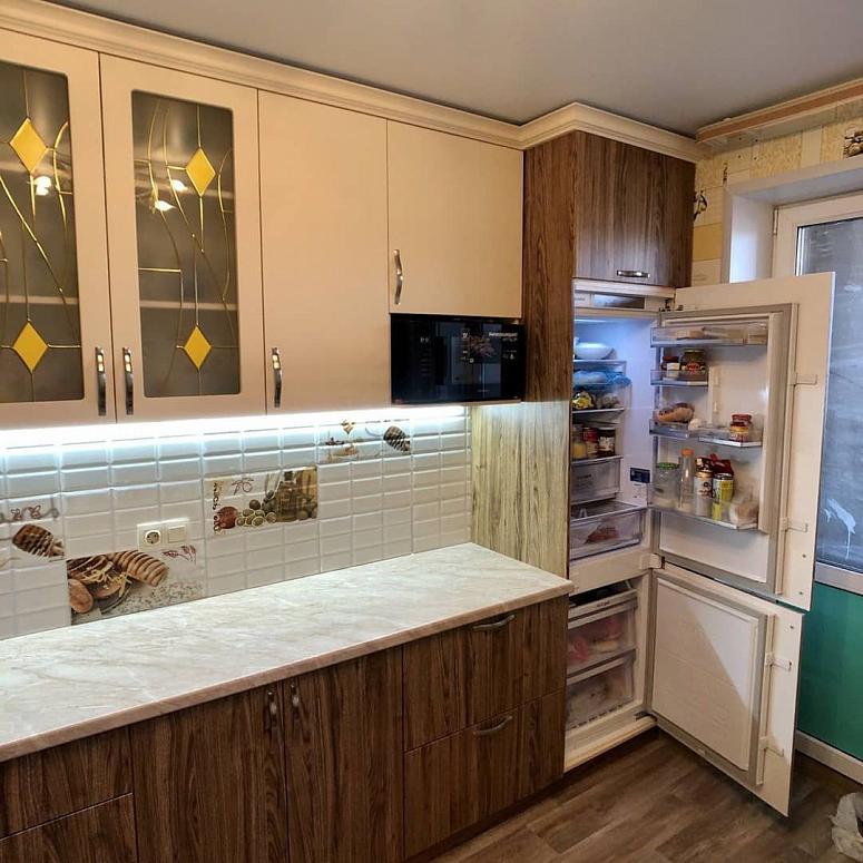 Фото угловая бежевая древесная двухцветная кухня с фасадами МДФ-ПВХ в стиле Хай-Тек