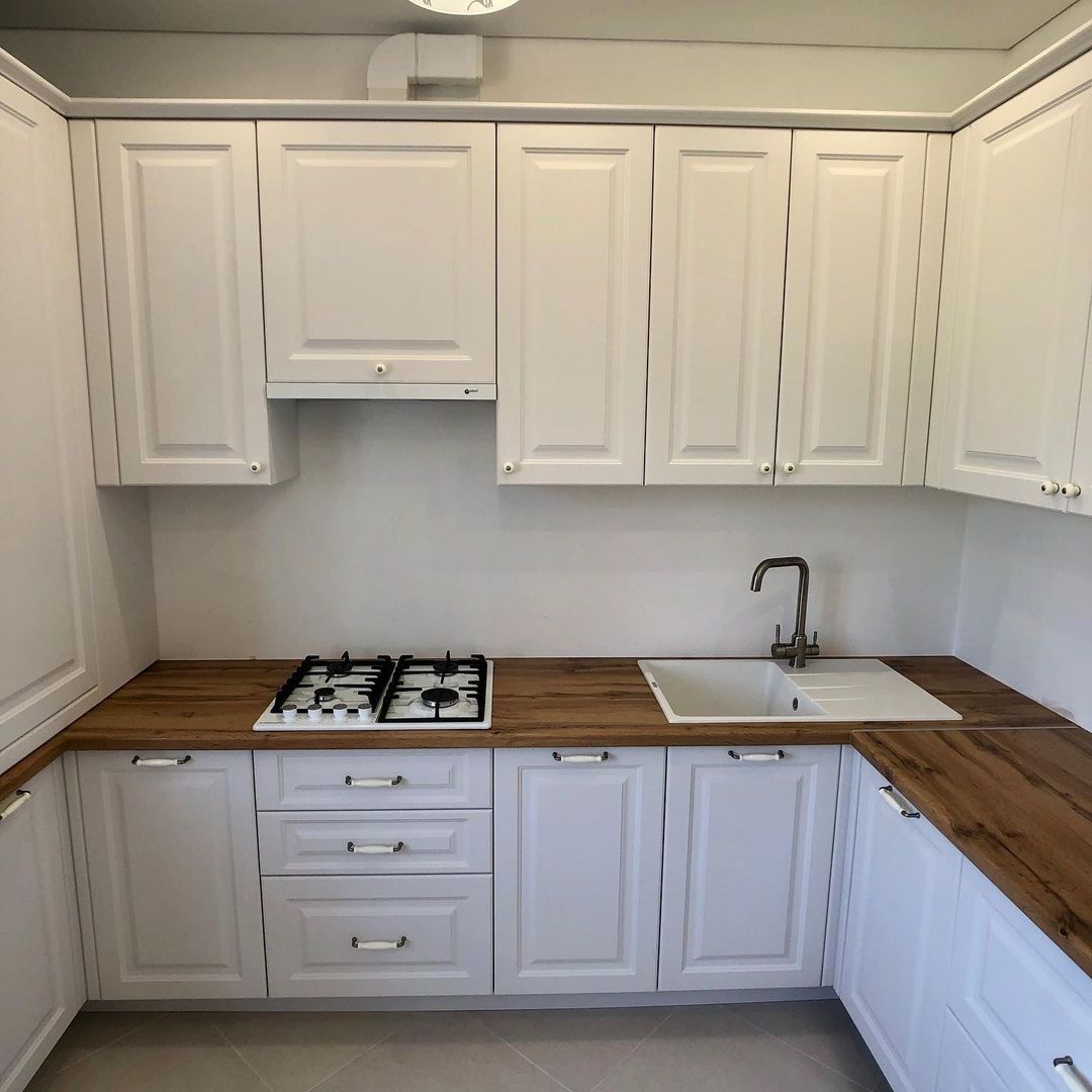 Белая п-образная кухня с крашеными фасадами в неоклассическом стиле 