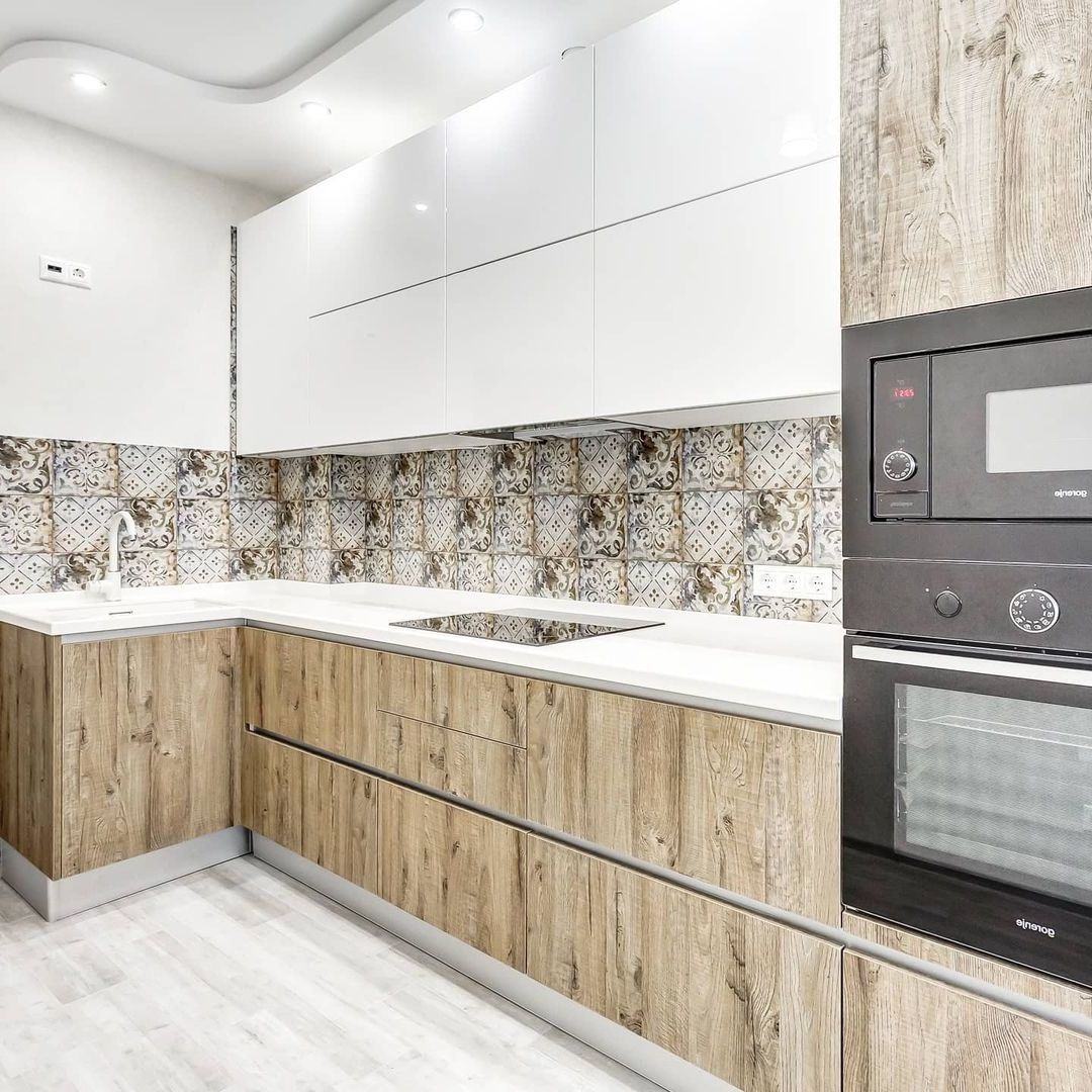 Белая угловая кухня с пластиковыми фасадами в стиле Хай-Тек c акриловой столешницей