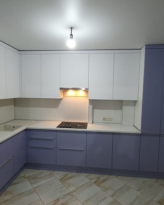 Фото угловая белая двухцветная матовая синяя светлая кухня с крашеными фасадами в стиле Минимализм с пластиковой столешницей