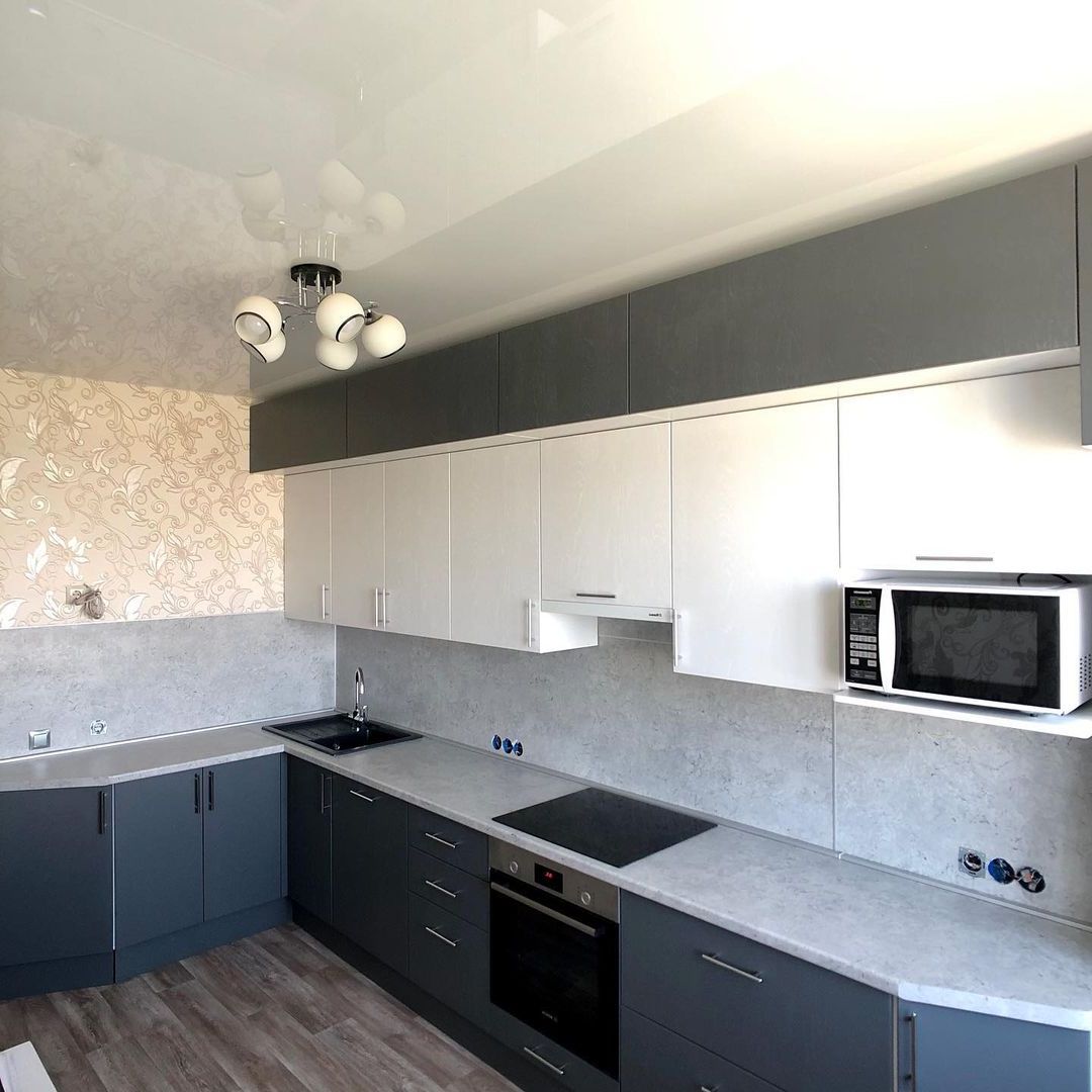Белая угловая кухня с фасадами МДФ-ПВХ в стиле Хай-Тек с пластиковой столешницей
