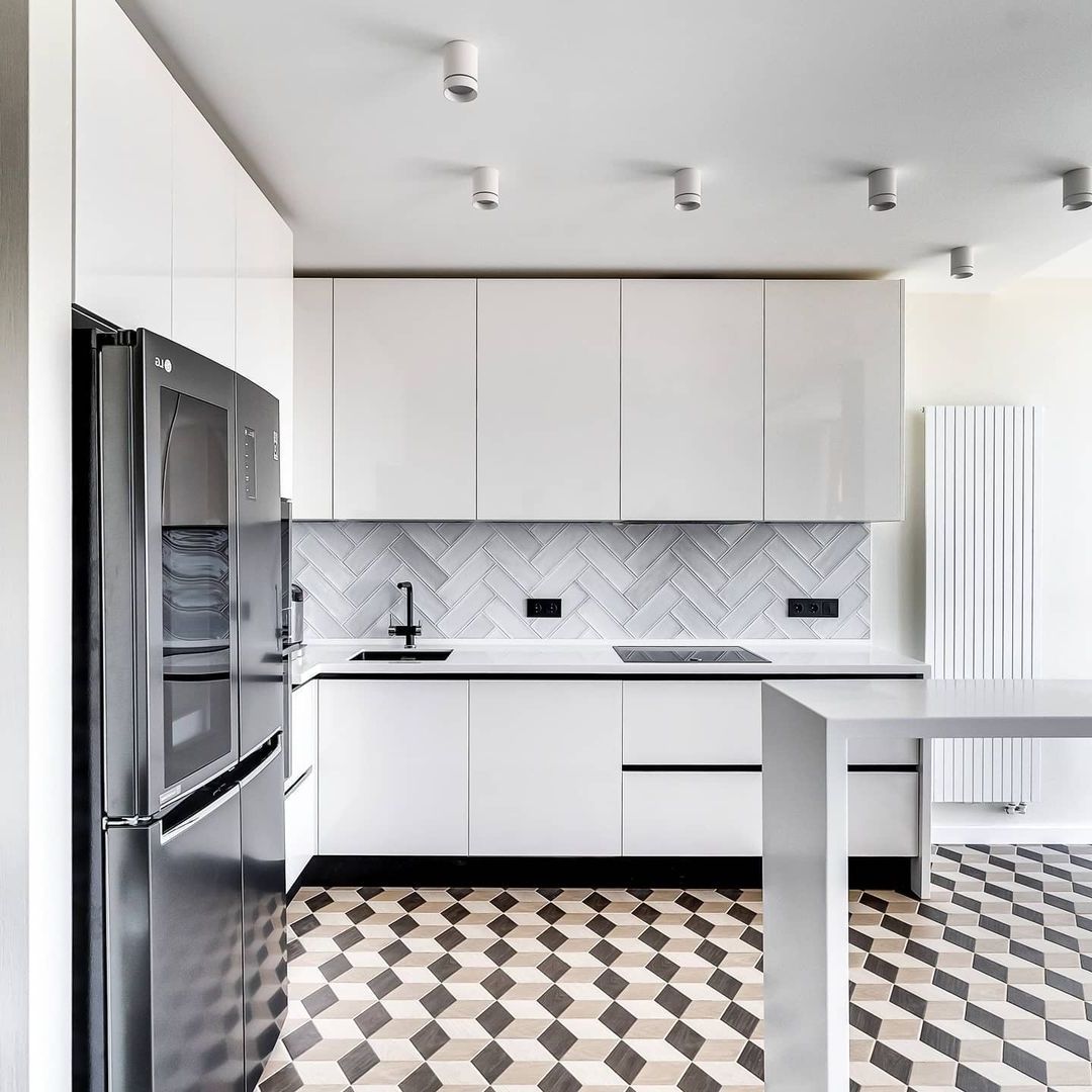 Белая угловая кухня с фасадами Alvic в стиле Минимализм с пластиковой столешницей