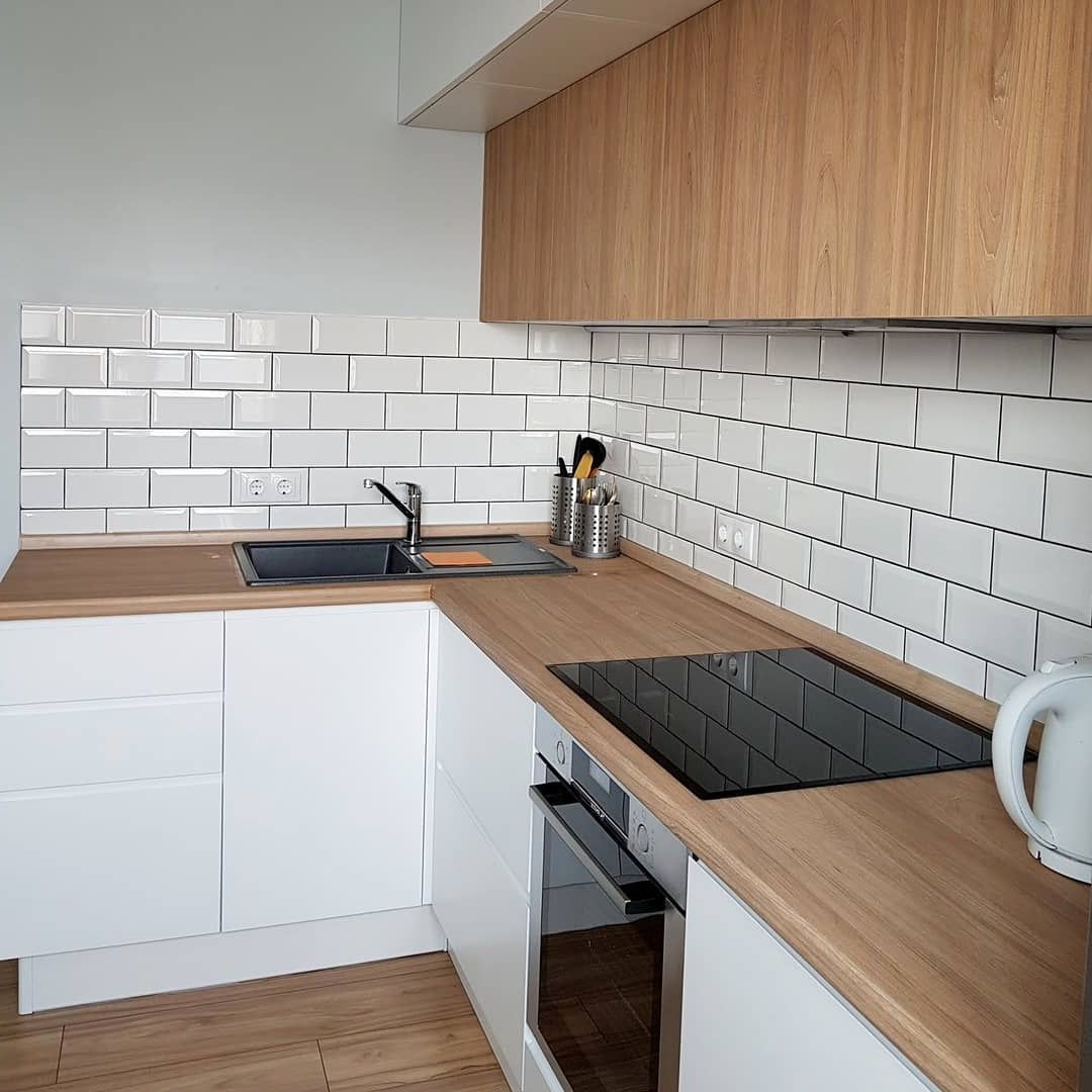 Белая угловая кухня с пластиковыми фасадами в стиле Хай-Тек с пластиковой столешницей