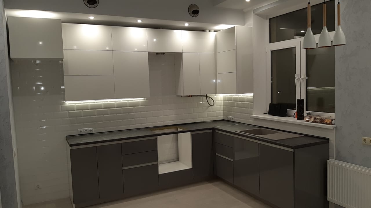 Белая угловая кухня с пластиковыми фасадами в стиле Минимализм с пластиковой столешницей
