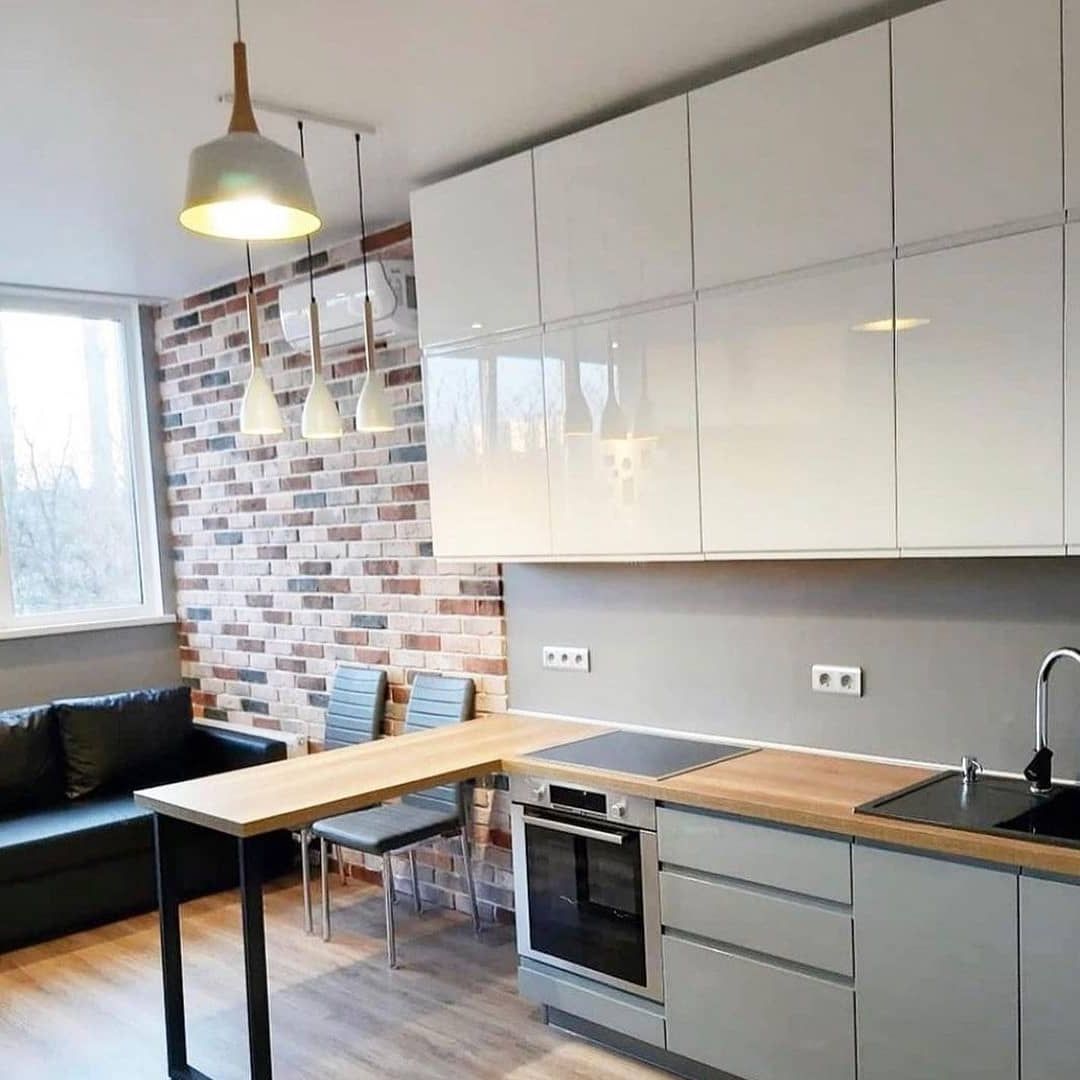 Белая прямая кухня с крашеными фасадами в стиле Минимализм с пластиковой столешницей