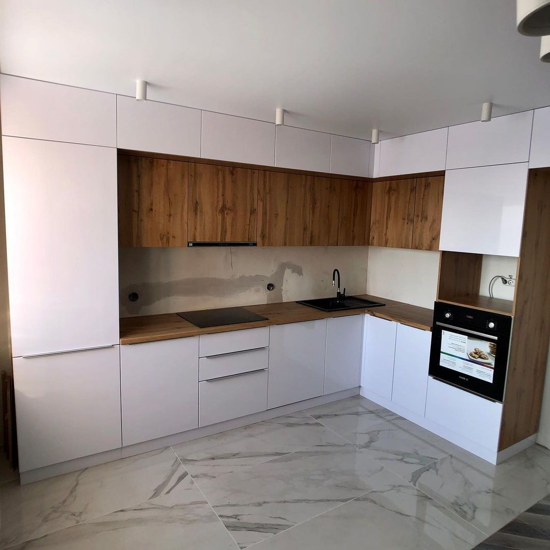 Фото угловая трехъярусная белая древесная двухцветная глянцевая кухня с пластиковыми фасадами AGT в стиле Минимализм с пластиковой столешницей