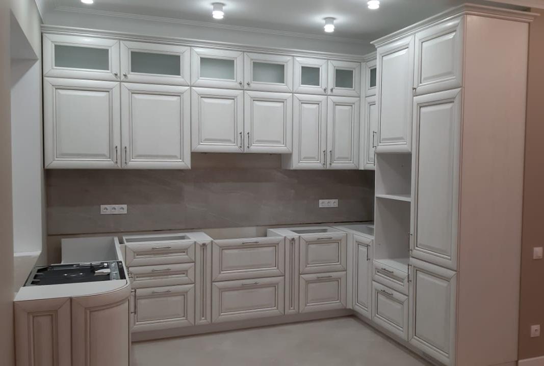 Фото трехъярусная п-образная светлая бежевая матовая кухня из массива в классическом стиле