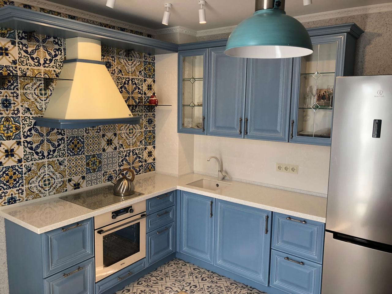 Фото угловая синяя кухня из массива в классическом стиле c акриловой столешницей