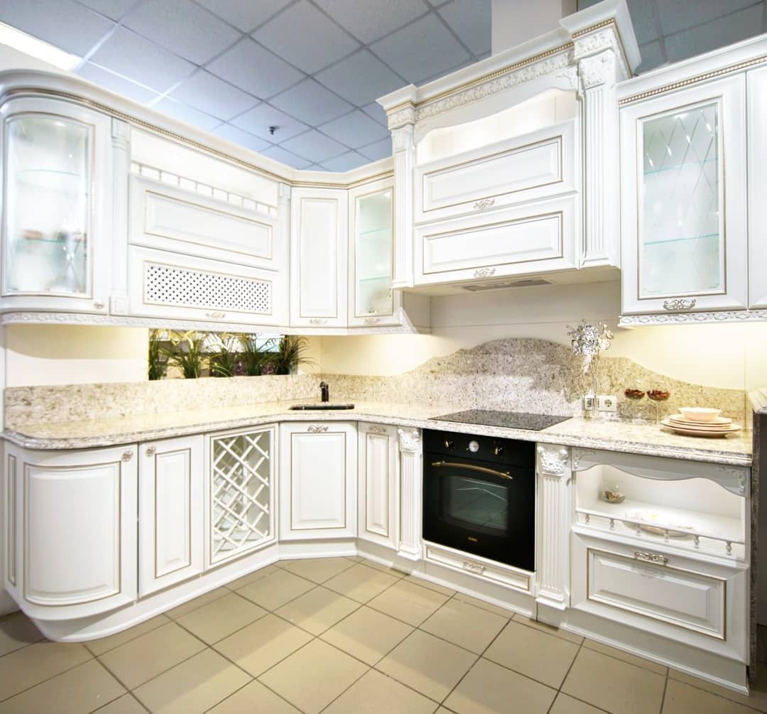 Белая угловая кухня из массива в классическом стиле c акриловой столешницей