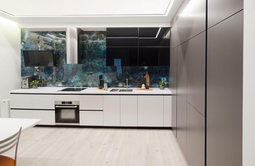 Белая угловая кухня с крашеными фасадами в стиле Хай-Тек c акриловой столешницей