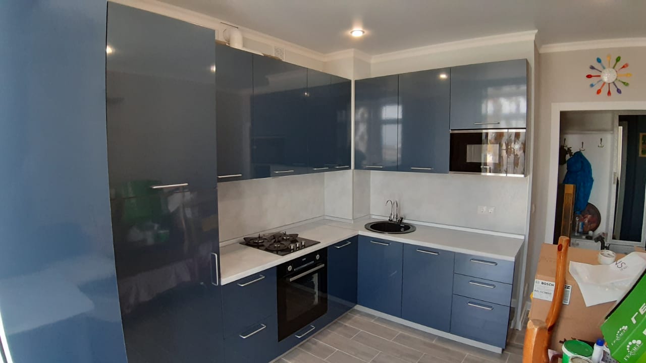 Синяя угловая кухня с пластиковыми фасадами в стиле Хай-Тек с пластиковой столешницей