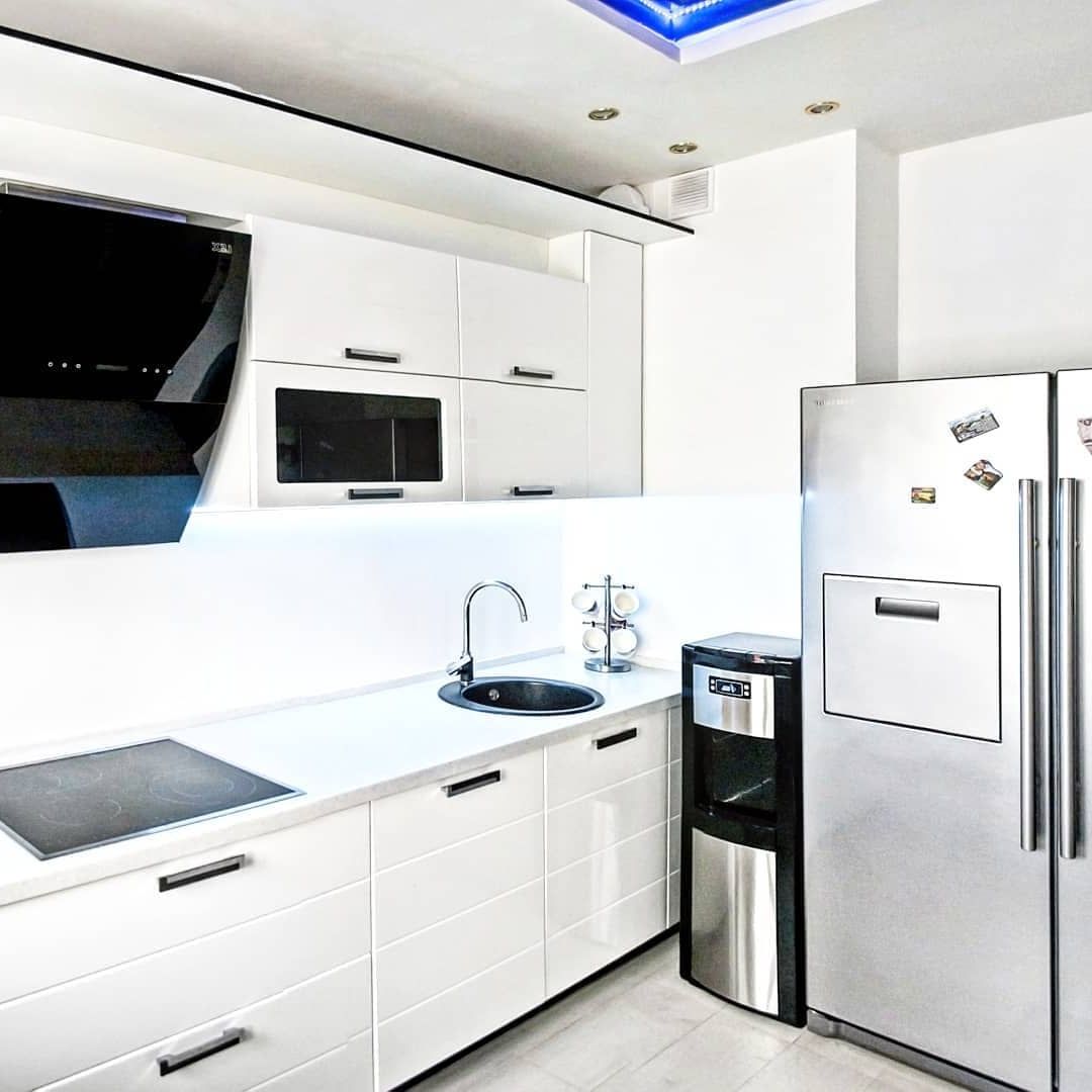 Фото прямая с барной стойкой белая глянцевая кухня с фасадами МДФ-ПВХ в стиле Хай-Тек с пластиковой столешницей