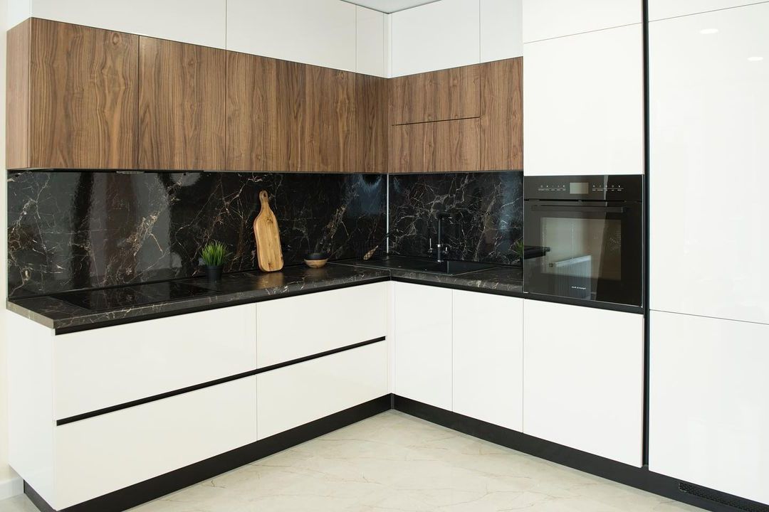 Белая угловая кухня с пластиковыми фасадами в стиле Хай-Тек 