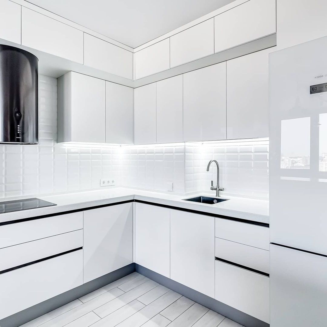 Белая угловая кухня  в стиле Хай-Тек с кварцевой столешницей