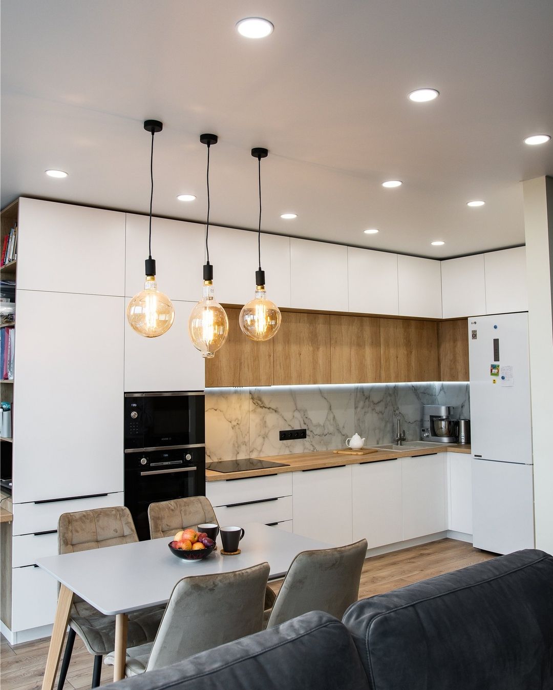 Белая угловая кухня с крашеными фасадами в стиле Хай-Тек с пластиковой столешницей