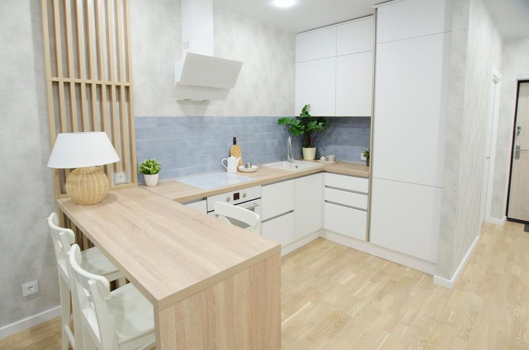 Белая угловая кухня с пластиковыми фасадами в стиле Хай-Тек с пластиковой столешницей