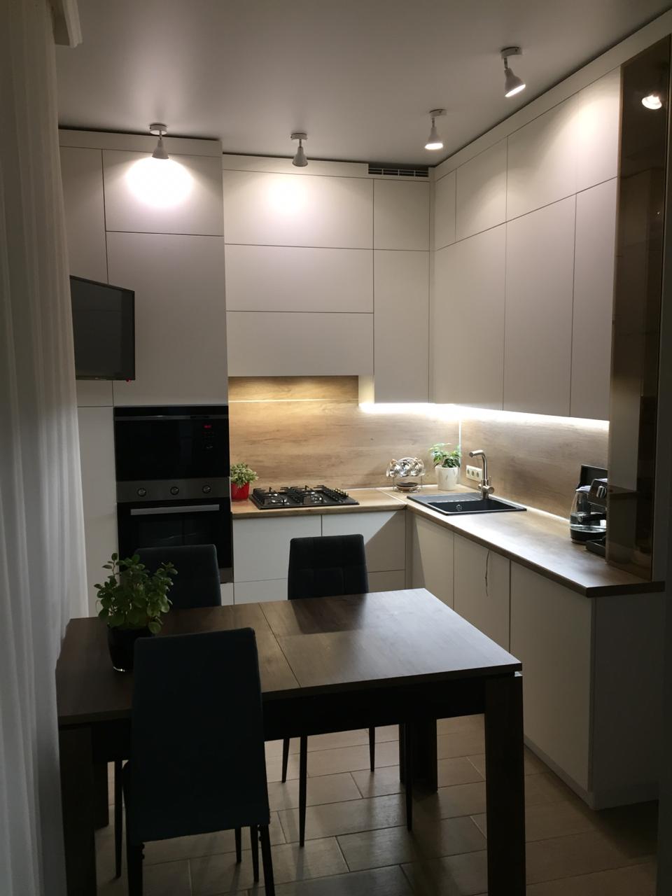 Светлая угловая кухня с крашеными фасадами в стиле Минимализм с пластиковой столешницей