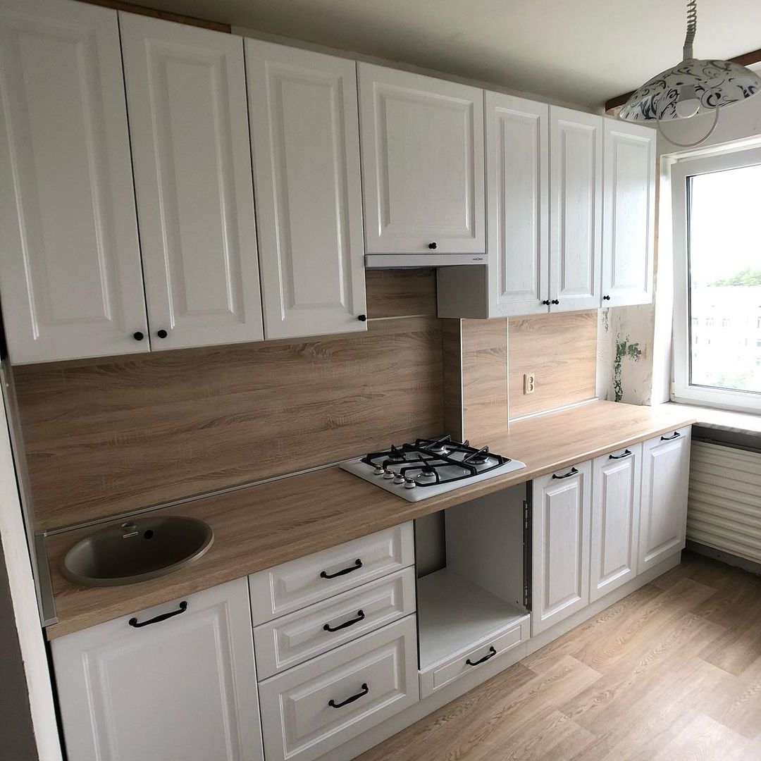Белая прямая кухня с фасадами МДФ-ПВХ в неоклассическом стиле с пластиковой столешницей