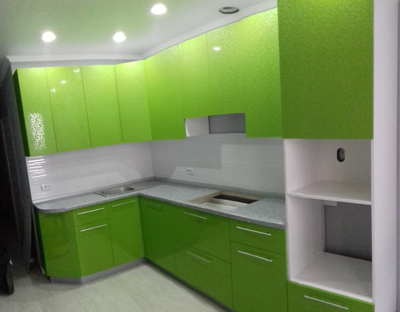 Фото угловая глянцевая яркая зеленая кухня с пластиковыми фасадами в стиле Хай-Тек с пластиковой столешницей