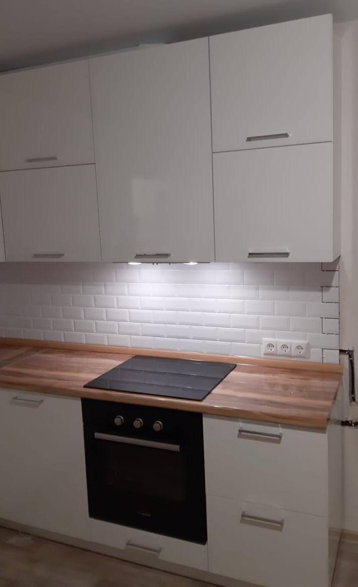 Фото угловая белая древесная глянцевая светлая кухня с пластиковыми фасадами AGT в стиле Хай-Тек с пластиковой столешницей