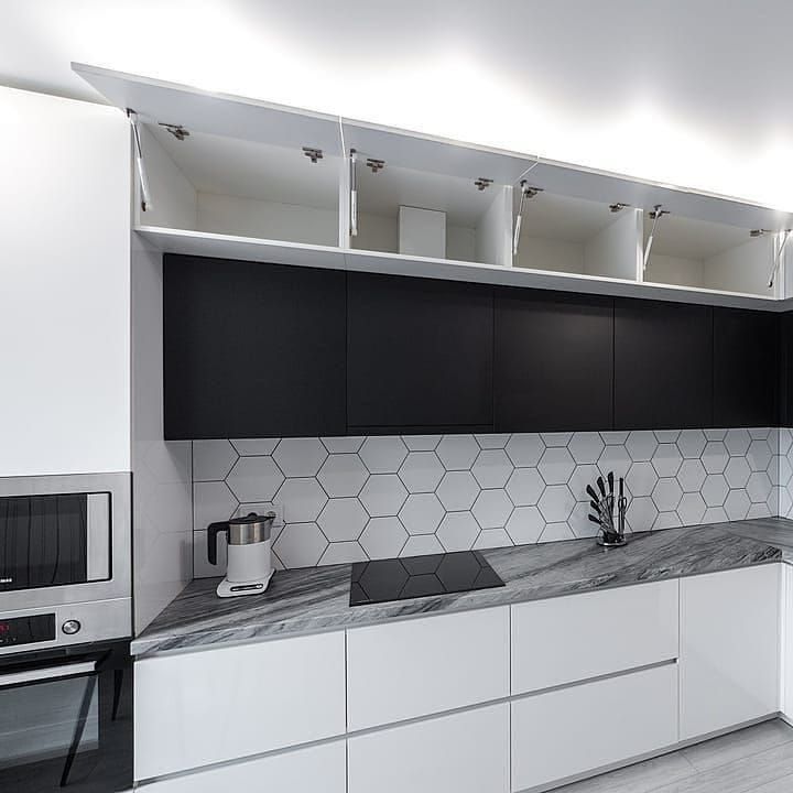 Фото трехъярусная белая черная двухцветная глянцевая матовая светлая кухня с пластиковыми фасадами в стиле Хай-Тек с пластиковой столешницей