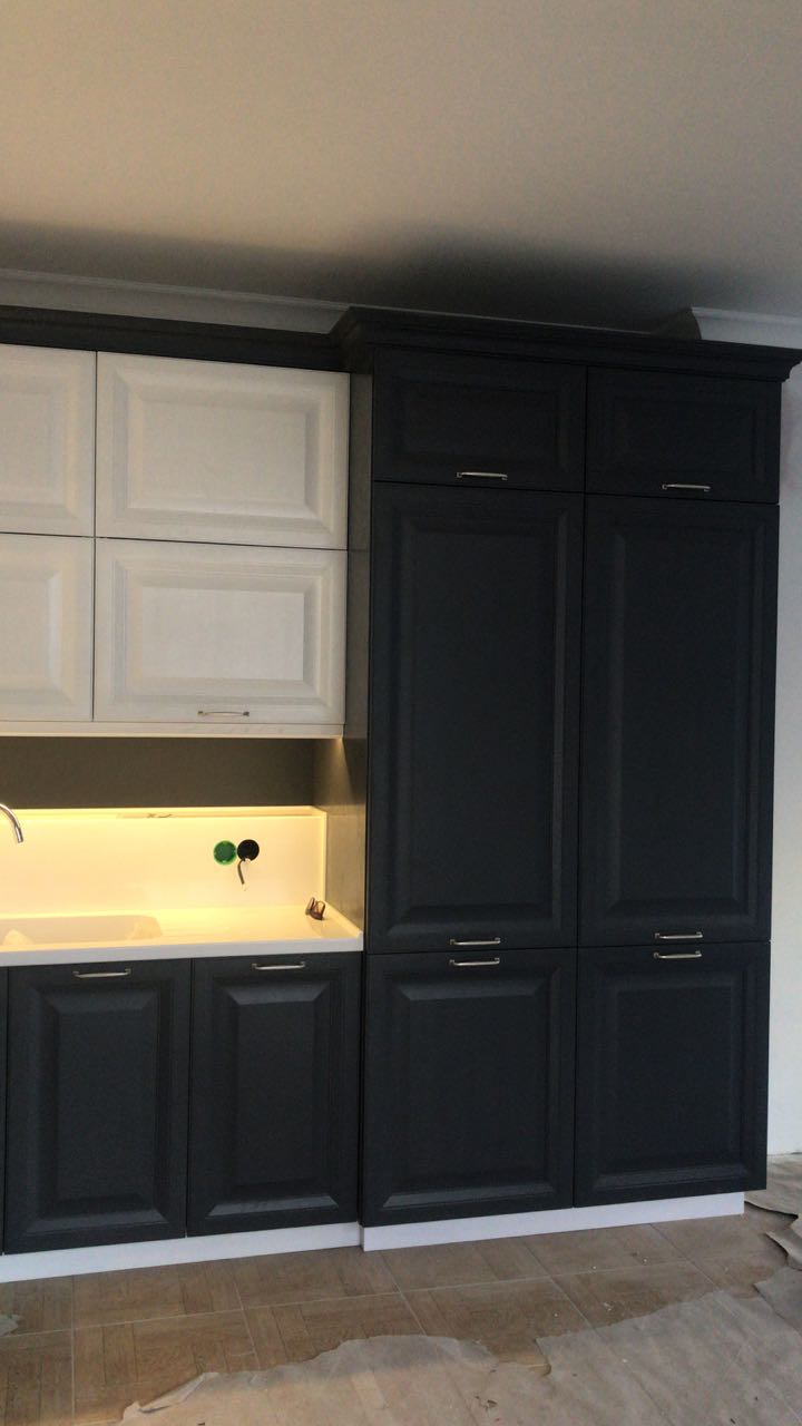 Фото угловая белая серая темная кухня из массива в классическом стиле c акриловой столешницей