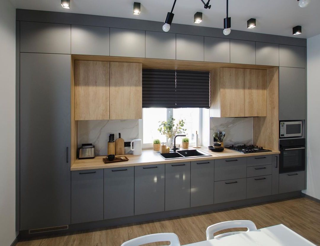 Фото прямая трехъярусная древесная двухцветная матовая серая темная кухня с пластиковыми фасадами в стиле Хай-Тек и в стиле Минимализм