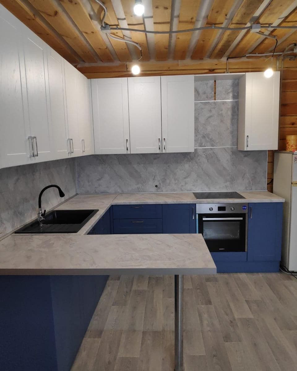 Белая угловая кухня с крашеными фасадами в неоклассическом стиле 