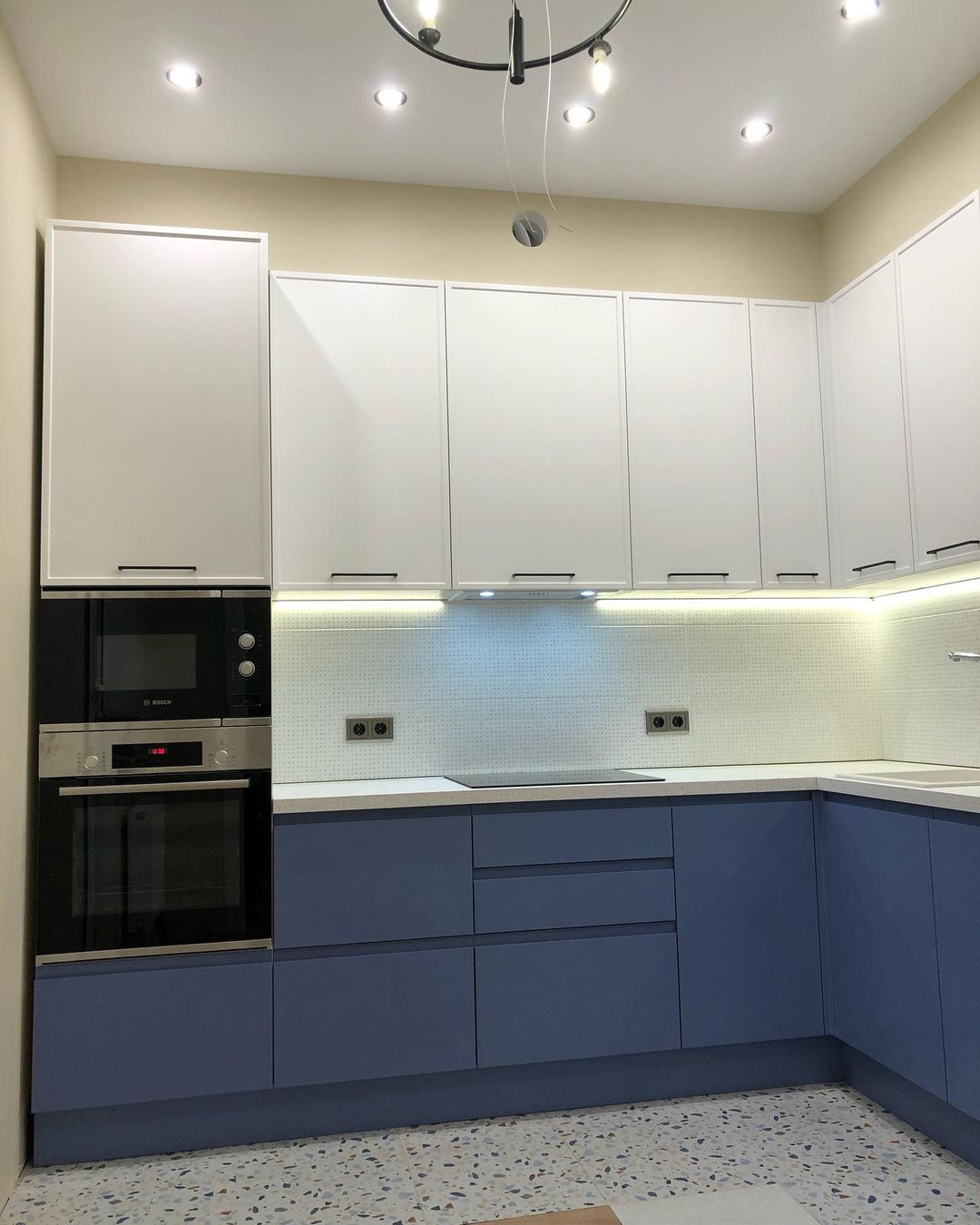 Белая угловая кухня с крашеными фасадами в стиле Хай-Тек с кварцевой столешницей