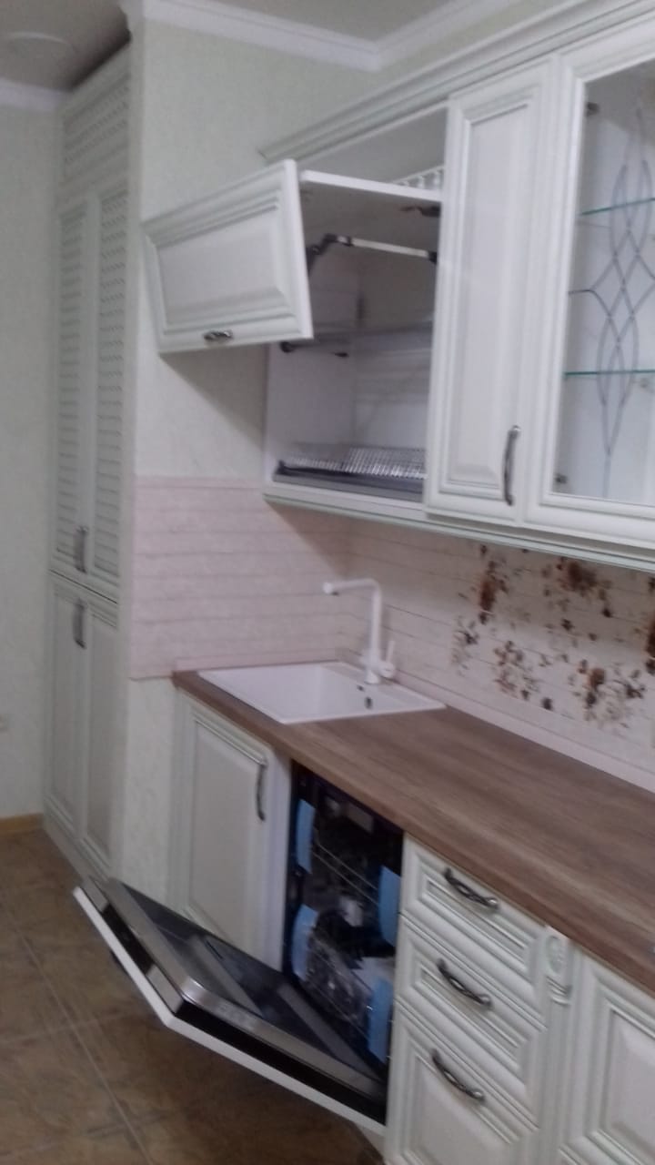 Фото прямая белая матовая светлая кухня из массива в классическом стиле с пластиковой столешницей
