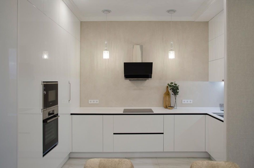 Фото п-образная белая светлая глянцевая кухня с крашеными фасадами в стиле Хай-Тек и в стиле Минимализм с кварцевой столешницей