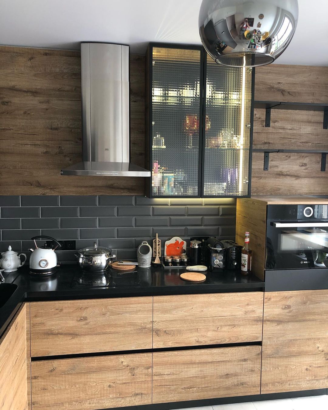 Фото угловая с барной стойкой черная древесная двухцветная темная кухня с пластиковыми фасадами в стиле Хай-Тек и в стиле Лофт с кварцевой столешницей