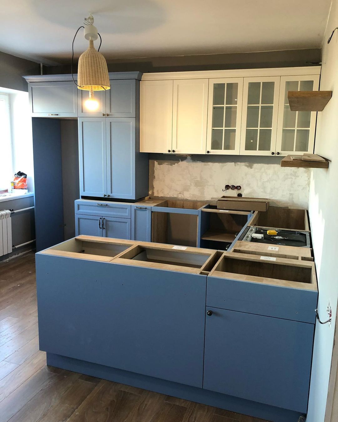 Фото п-образная белая матовая синяя светлая яркая кухня с крашеными фасадами в неоклассическом стиле