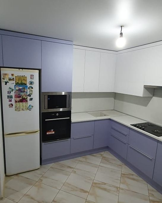 Белая угловая кухня с крашеными фасадами в стиле Минимализм с пластиковой столешницей