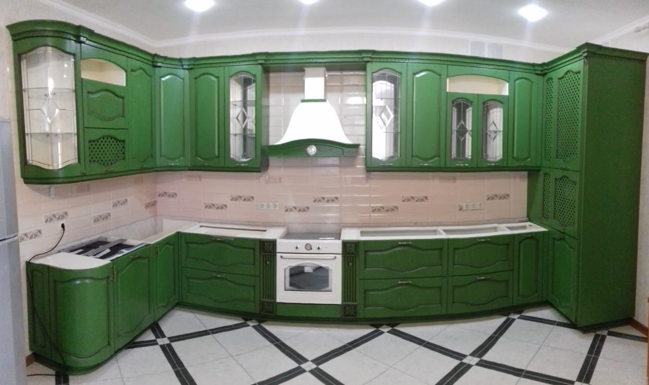 Зеленая п-образная кухня из массива в классическом стиле c акриловой столешницей