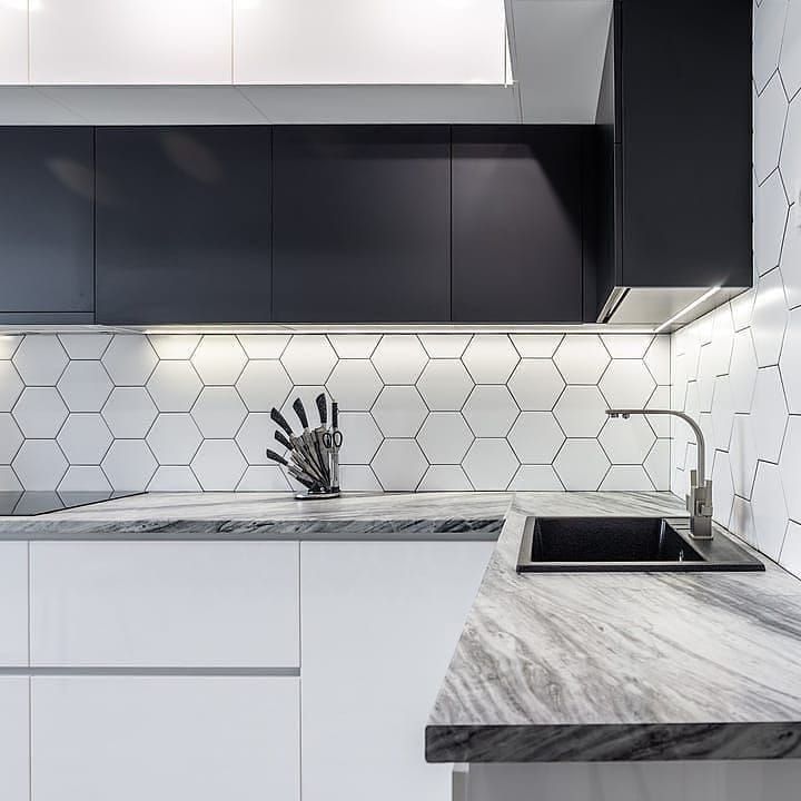 Фото трехъярусная белая черная двухцветная глянцевая матовая светлая кухня с пластиковыми фасадами AGT в стиле Хай-Тек с пластиковой столешницей