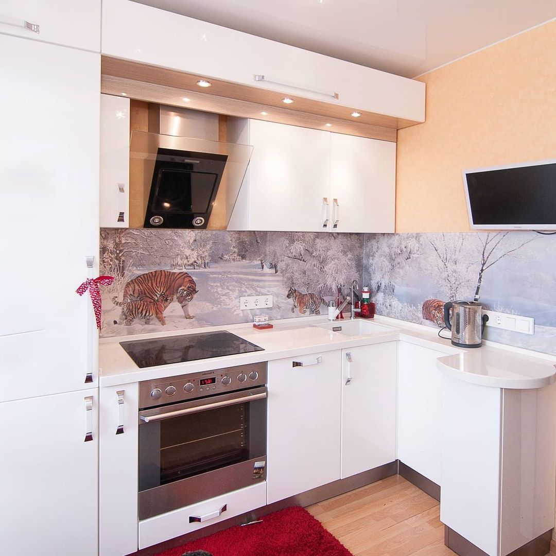 Белая угловая кухня с пластиковыми фасадами в стиле Хай-Тек c акриловой столешницей