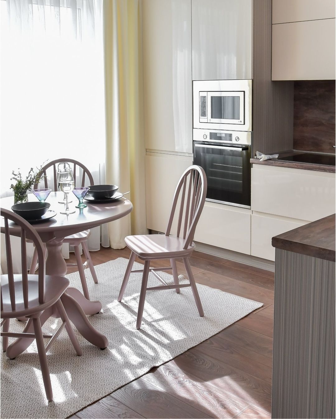 Белая угловая кухня с крашеными фасадами в стиле Хай-Тек 