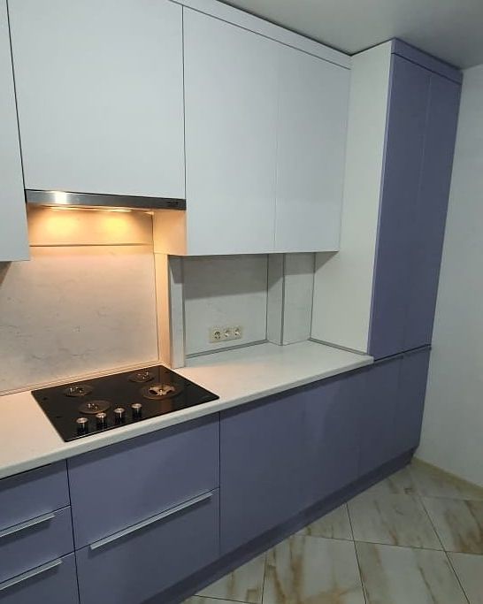 Фото угловая белая двухцветная матовая синяя светлая кухня с крашеными фасадами в стиле Минимализм с пластиковой столешницей