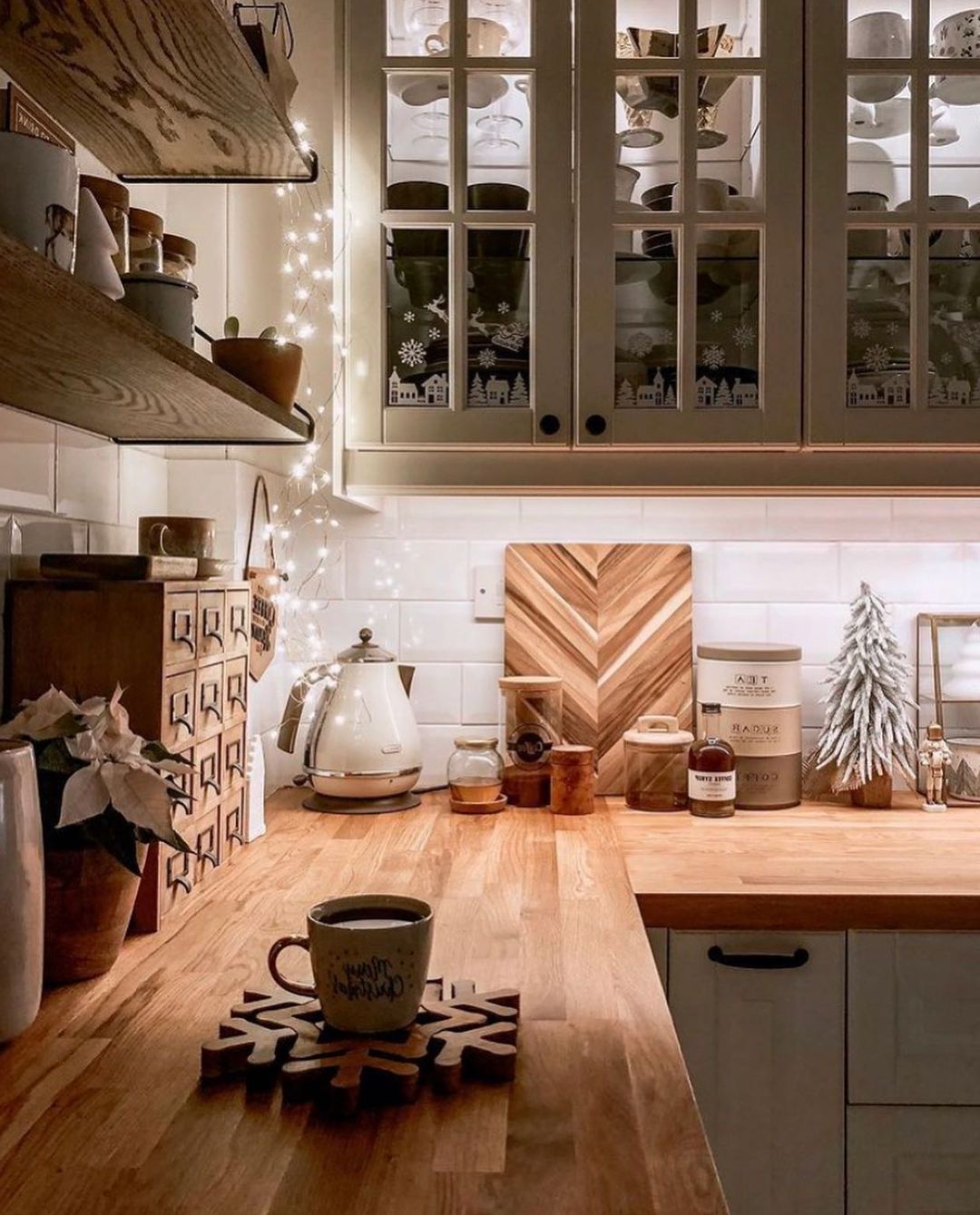 Светлая угловая кухня с крашеными фасадами в неоклассическом стиле с пластиковой столешницей