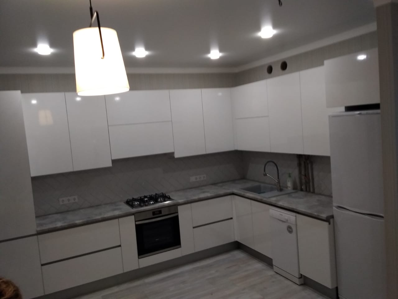 Фото угловая белая светлая глянцевая кухня с пластиковыми фасадами AGT в стиле Минимализм с пластиковой столешницей