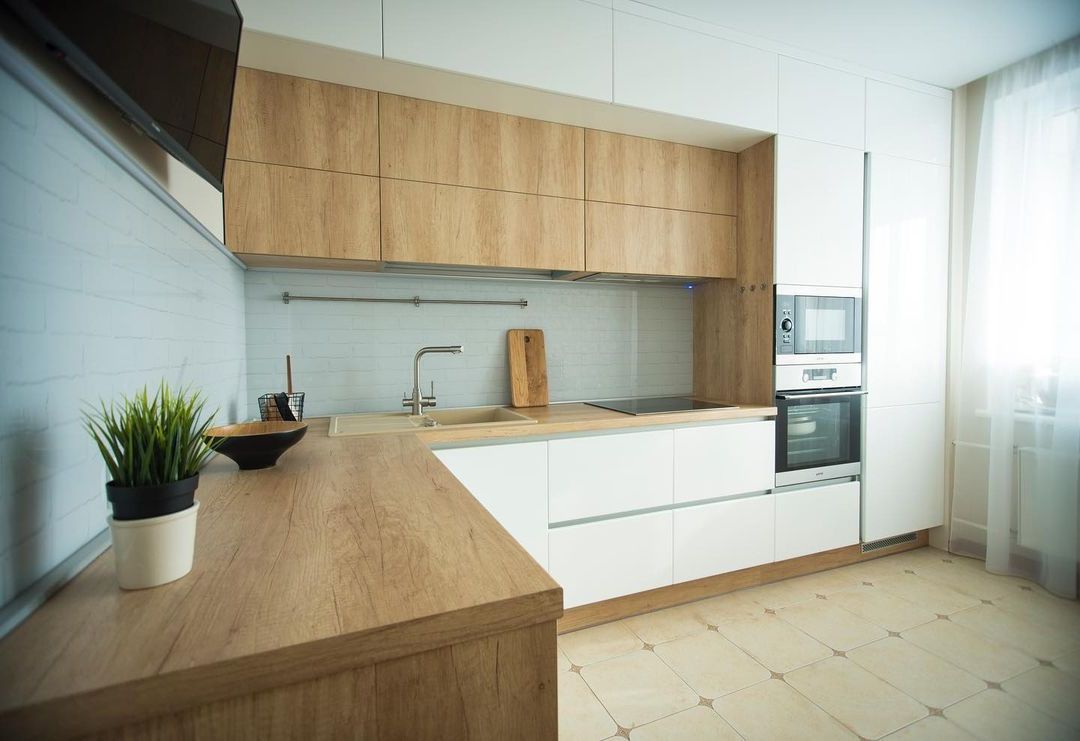 Белая угловая кухня с пластиковыми фасадами в стиле Хай-Тек 